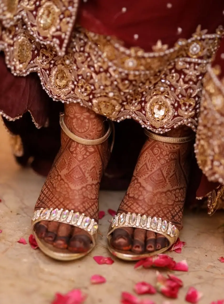 Intricate bridal feet mehndi design with jaali grid and floral patterns in deep natural henna stain